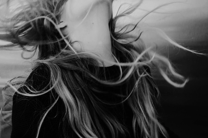 Pelo natural con la coloración con barros